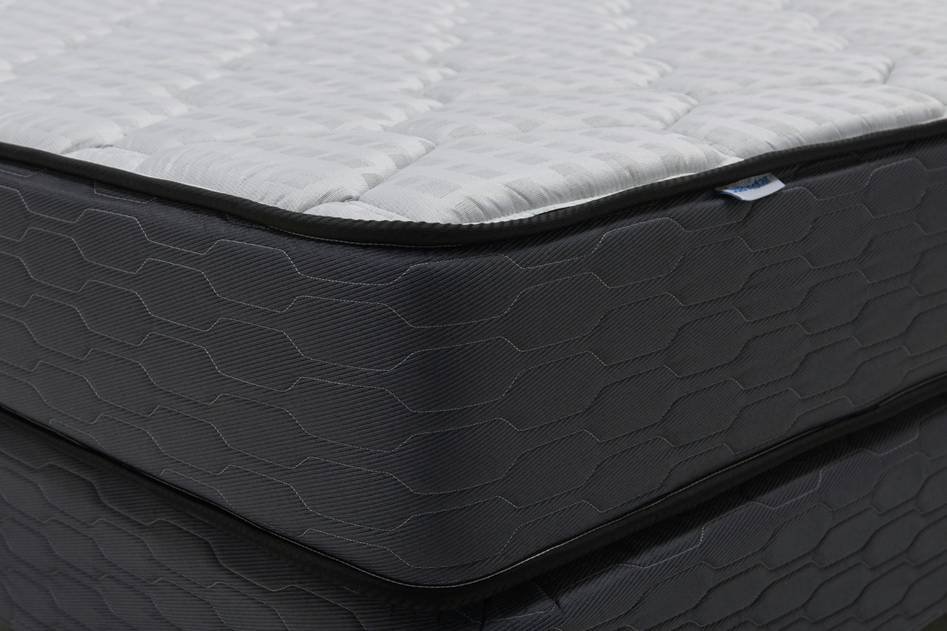 Blogger reviewing hybrid mattress layers for support and cooling