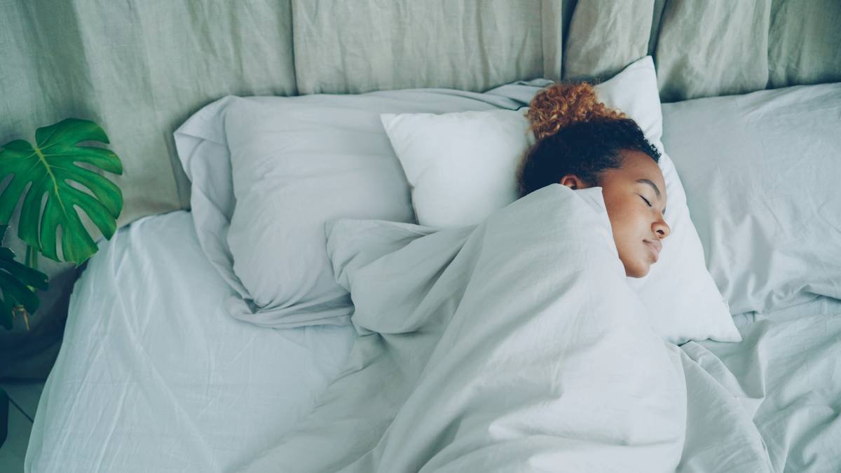 Infographic showing how poor sleep increases cortisol and ghrelin, leading to weight gain, while quality sleep supports metabolism and satiety hormones