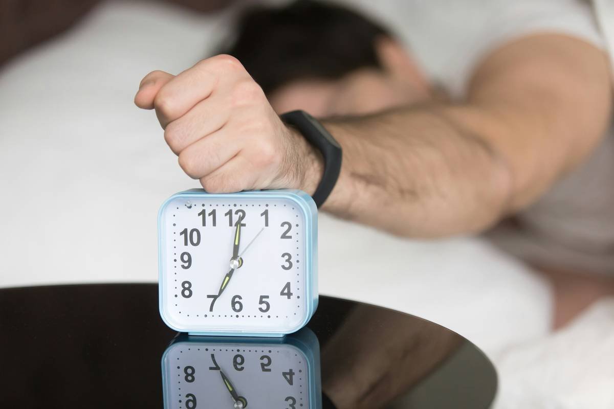 Infographic showing how poor sleep increases ghrelin, decreases leptin, and elevates cortisol leading to weight gain