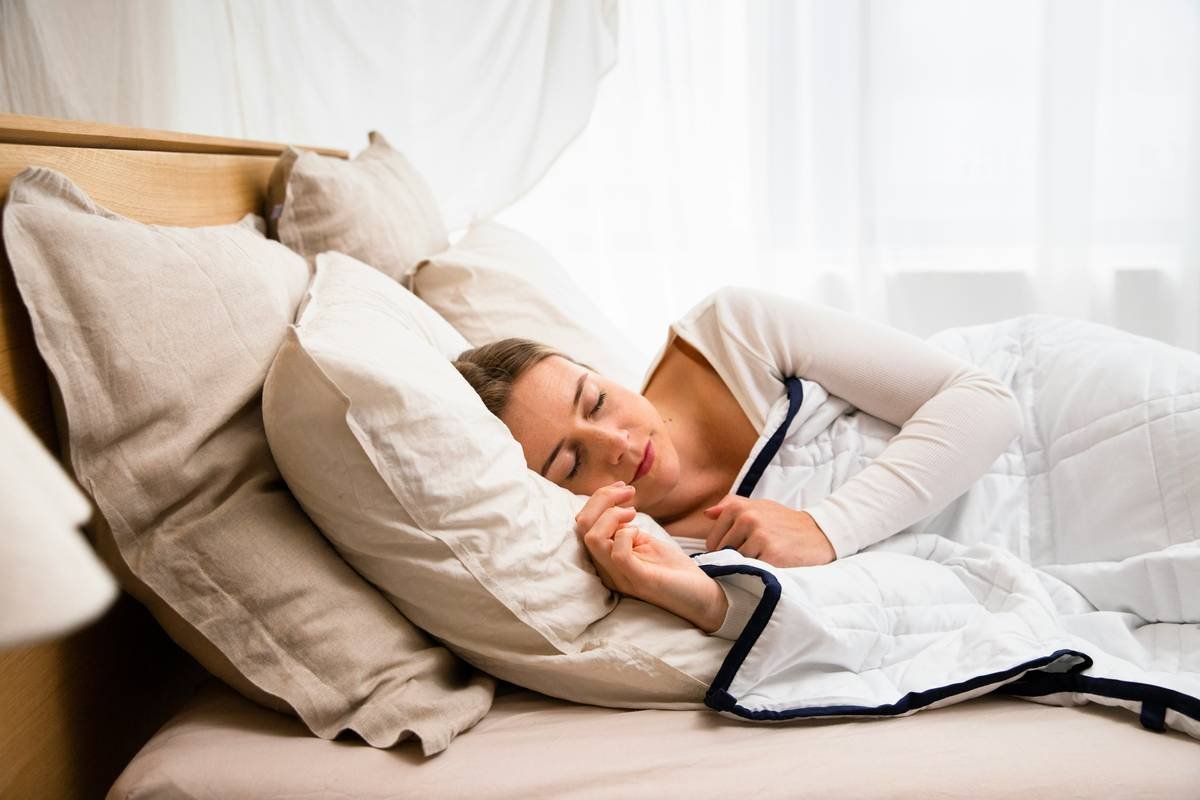 How Restful Sleep on a Hybrid Mattress Can Quiet Your Midnight Cravings and Support Weight Loss