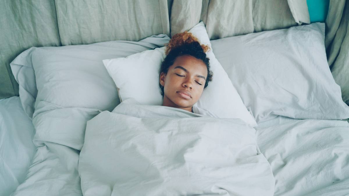 Infographic showing how poor mattress support misaligns spine, increases joint pressure, and disrupts deep sleep cycles leading to higher inflammation