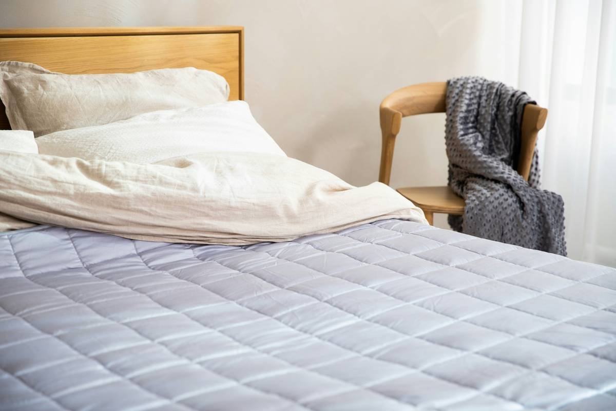 Side-by-side comparison showing spinal alignment on standard vs premium upgrade hybrid mattress