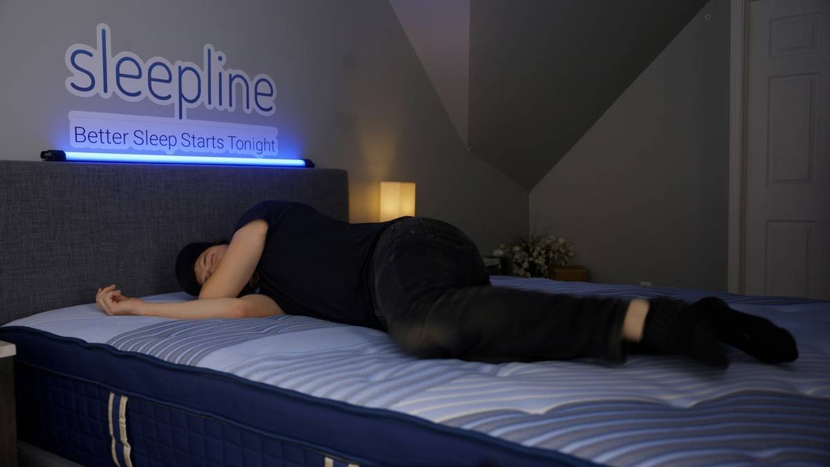 Thermal pressure map showing red (high pressure) on traditional spring mattress vs. blue/green (low pressure) on hybrid mattress with zoned coils and memory foam